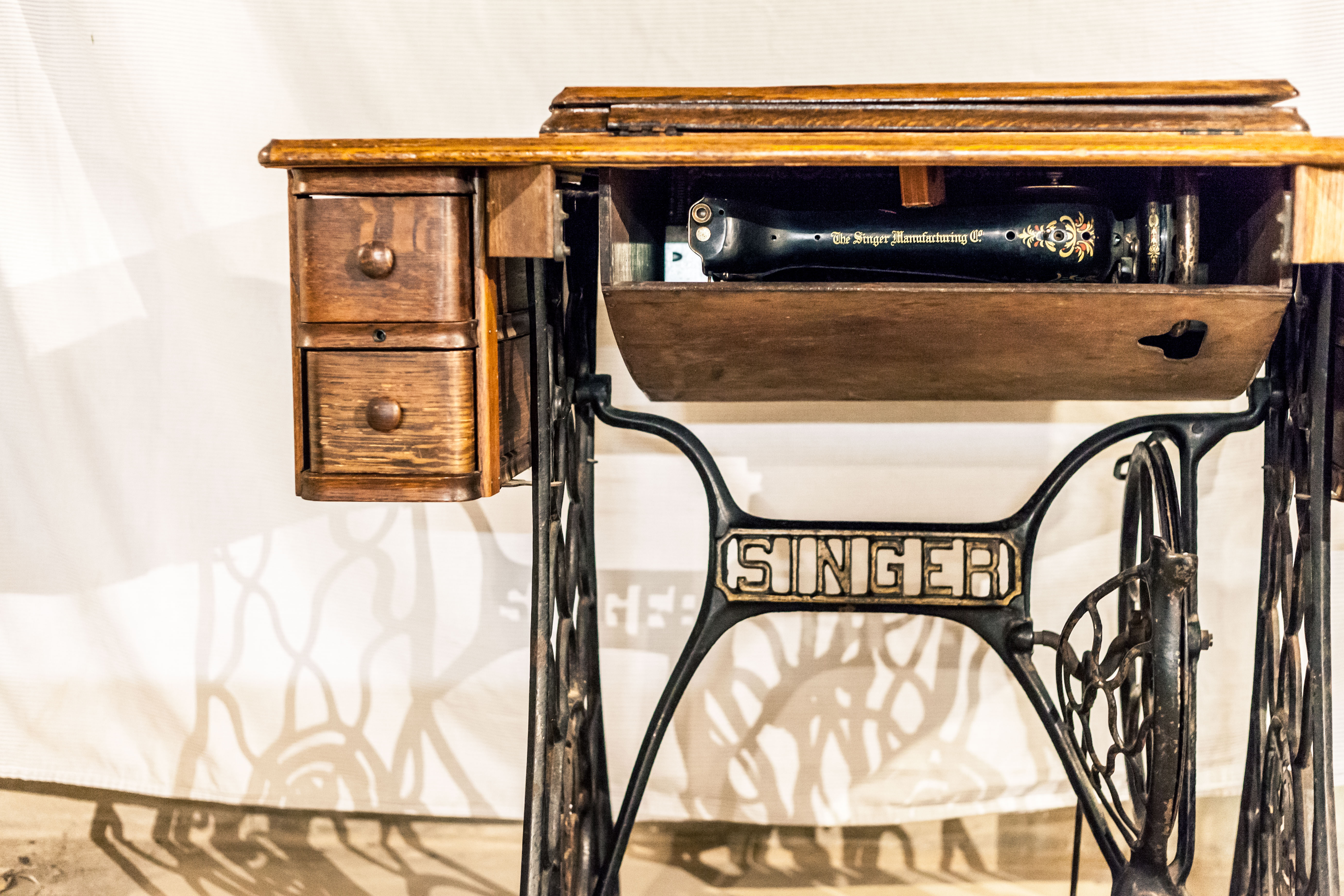 Antique Singer Sewing Machine With Iron Treadle And Table Mo