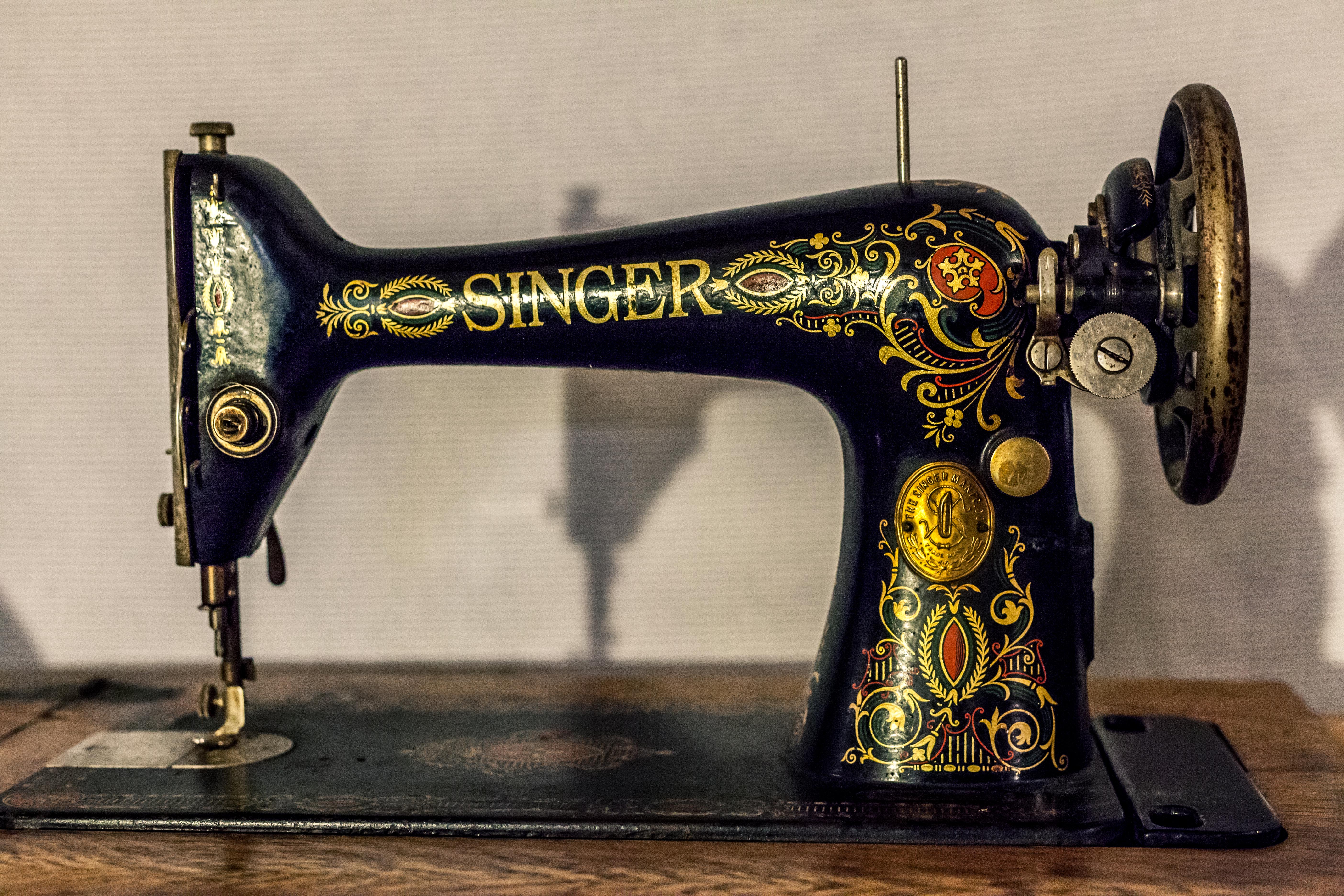 Antique Singer Sewing Machine with Iron Treadle and Table – Mo. Import Co.